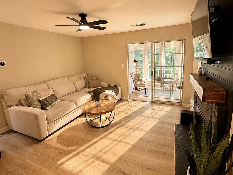 608 Squire Ln #E — Photo 2