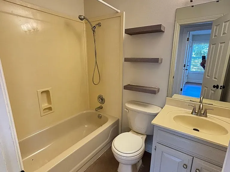 1823 W Berry St — Photo 18