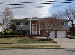 18 Russell Park Rd, Syosset, NY 11791