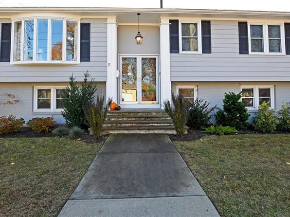 5 Meadow Ave, Johnston, RI 02919