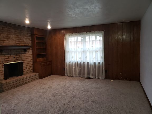 2nd living rm Fireplace 