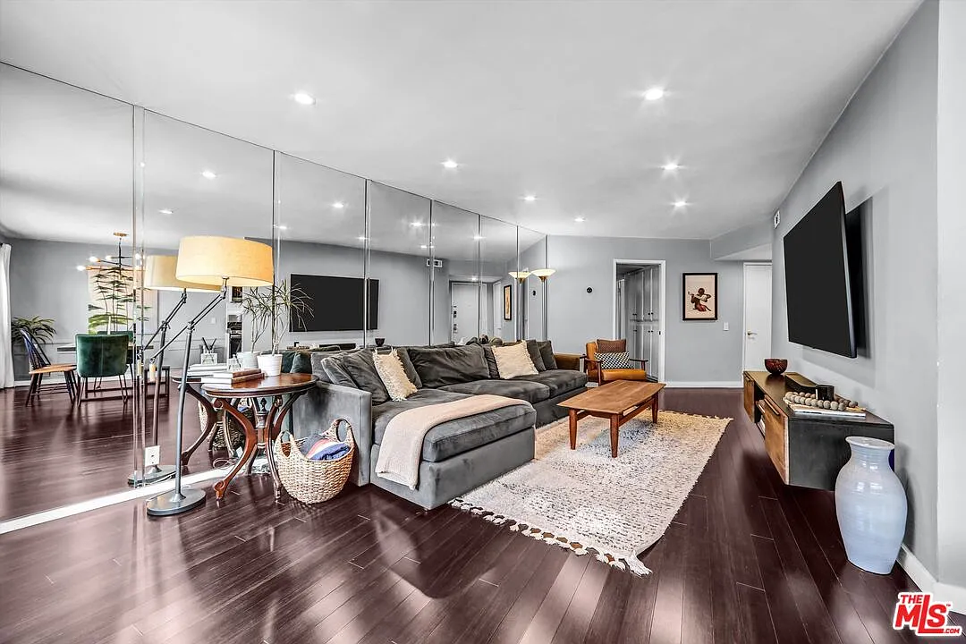 1 bed, 1.0 bath, 977 sqft, $3,650 — Photo 2