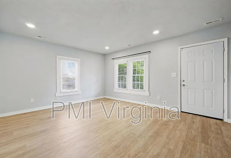 1035 W 36th St — Photo 6