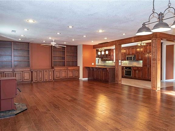 3rd image of 802 Castle Ln