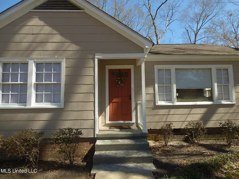 403 S Laurel St — Photo 1