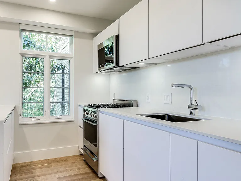 2900 Adams Mill — Photo 25
