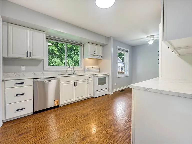 890 Hollands Ave — Photo 3