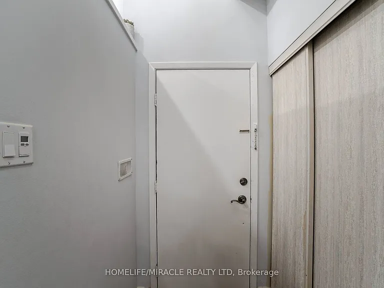 30 Hoskins Sq — Photo 2