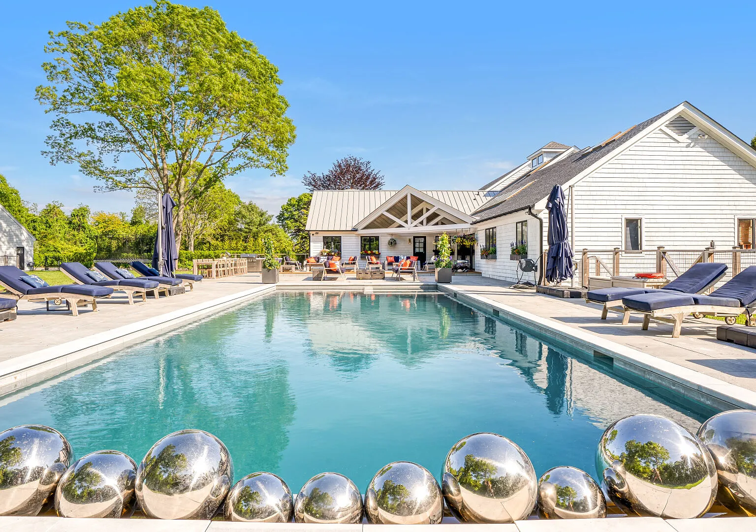 Sagaponack Estate with pool, hot tub, tennis court, basketball — Photo 3