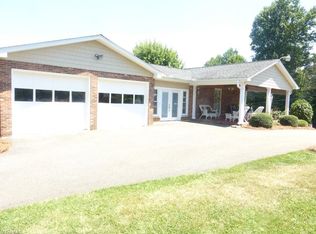 123 Shady Ln, Mount Airy, NC 27030