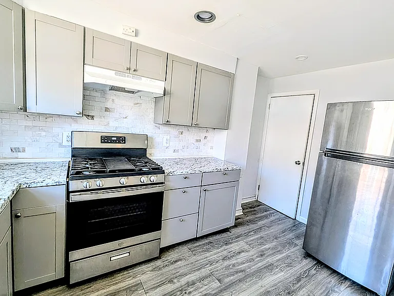 5411 Vicaris St — Photo 3