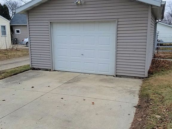 4th image of 813 Bourland Ave