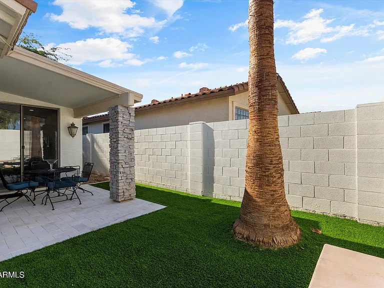 1084 E Susan Ln — Photo 22