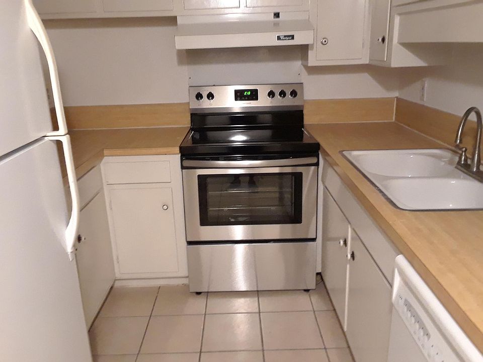2nd image of 5311 Fleetwood Oaks Ave #116