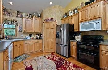 Kitchen w/walk-in pantry