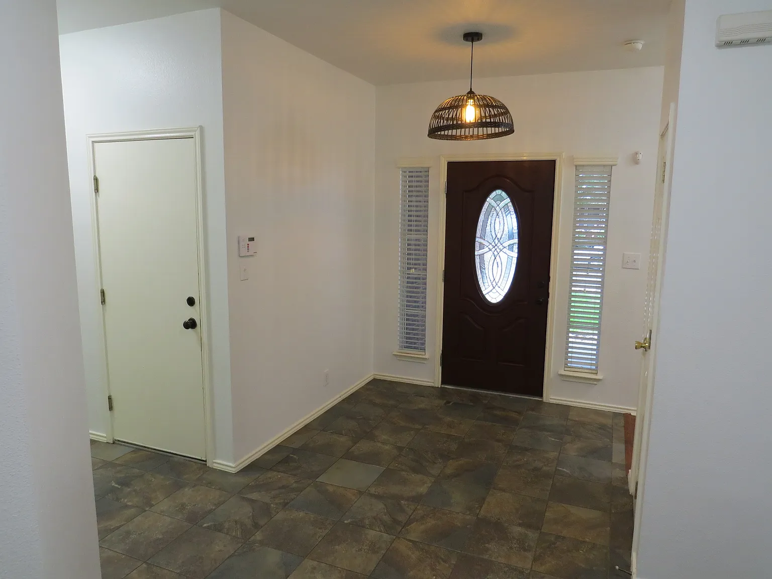 4 bed, 2293 sqft, $2,000 — Photo 3