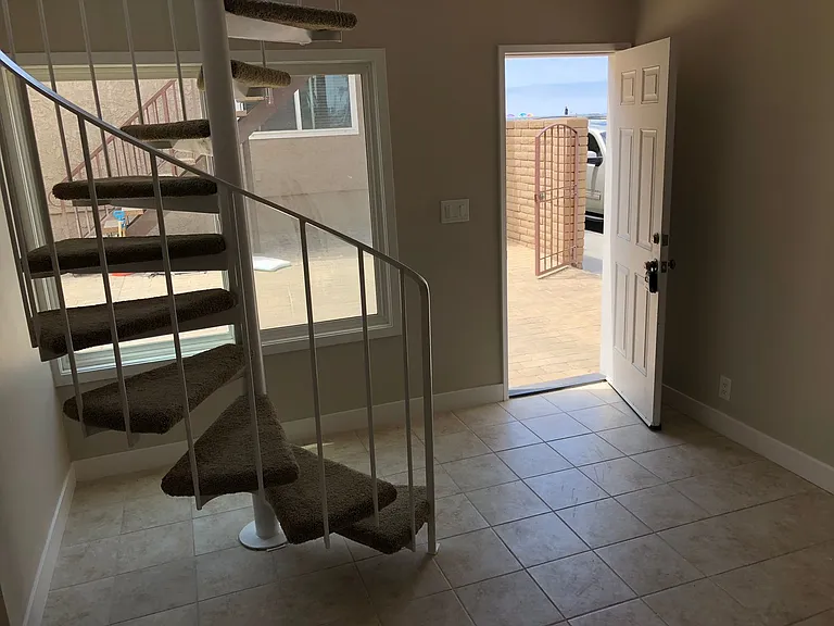 1526 W Oceanfront — Photo 12