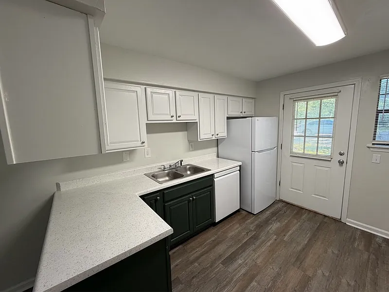 2 bed, 1.0 bath, 680 sqft, $995 — Photo 2
