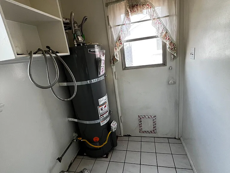 16638 Haynes St — Photo 23