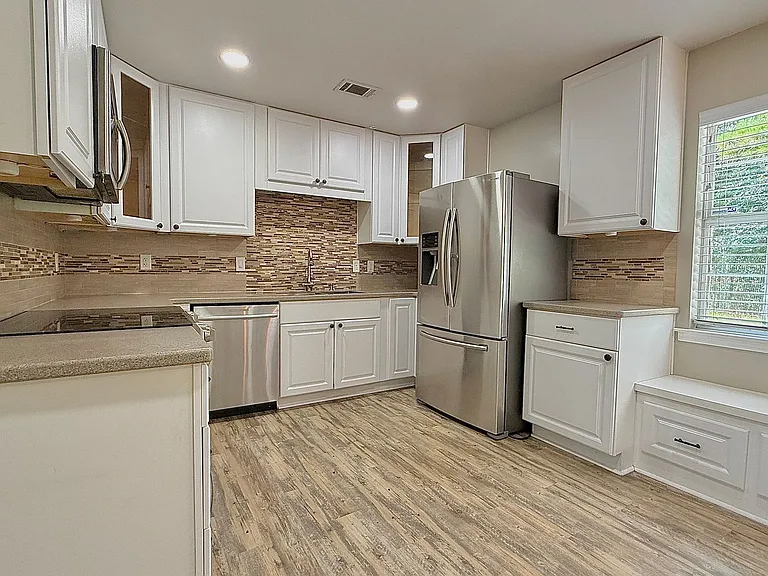 337 NE Sheila Dr — Photo 6