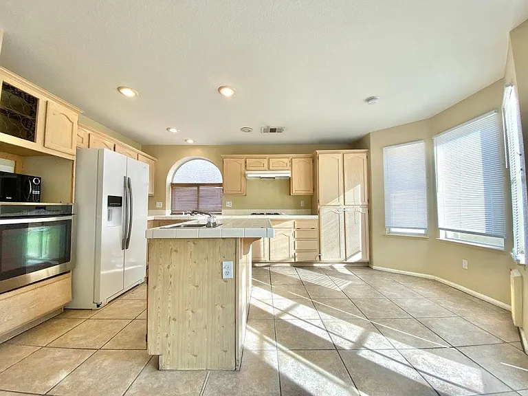 8009 Dover Shores Ave — Photo 12