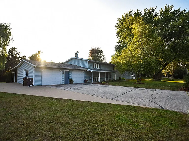 2501 Thomas Ct — Photo 32