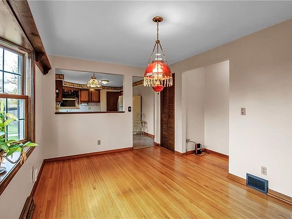 3rd image of 242 Elmsford Dr