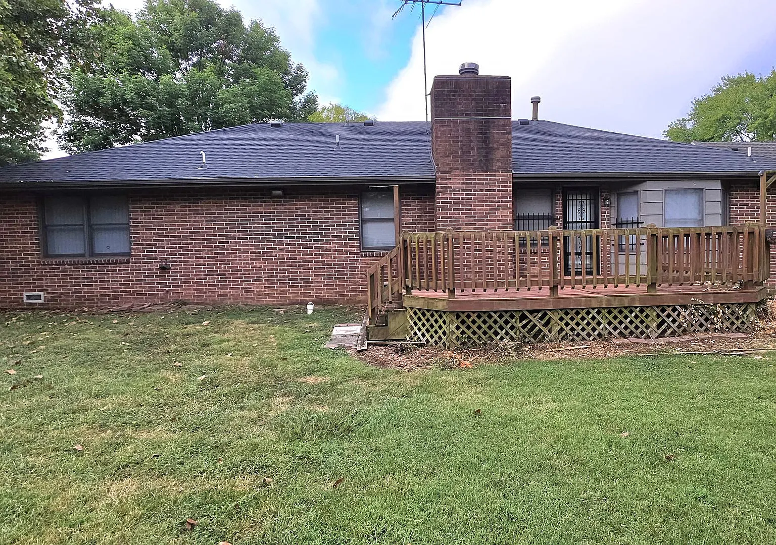 All Brick 3 Bedroom 2 Bathroom home in Kickapoo school district for $1795! — Photo 2