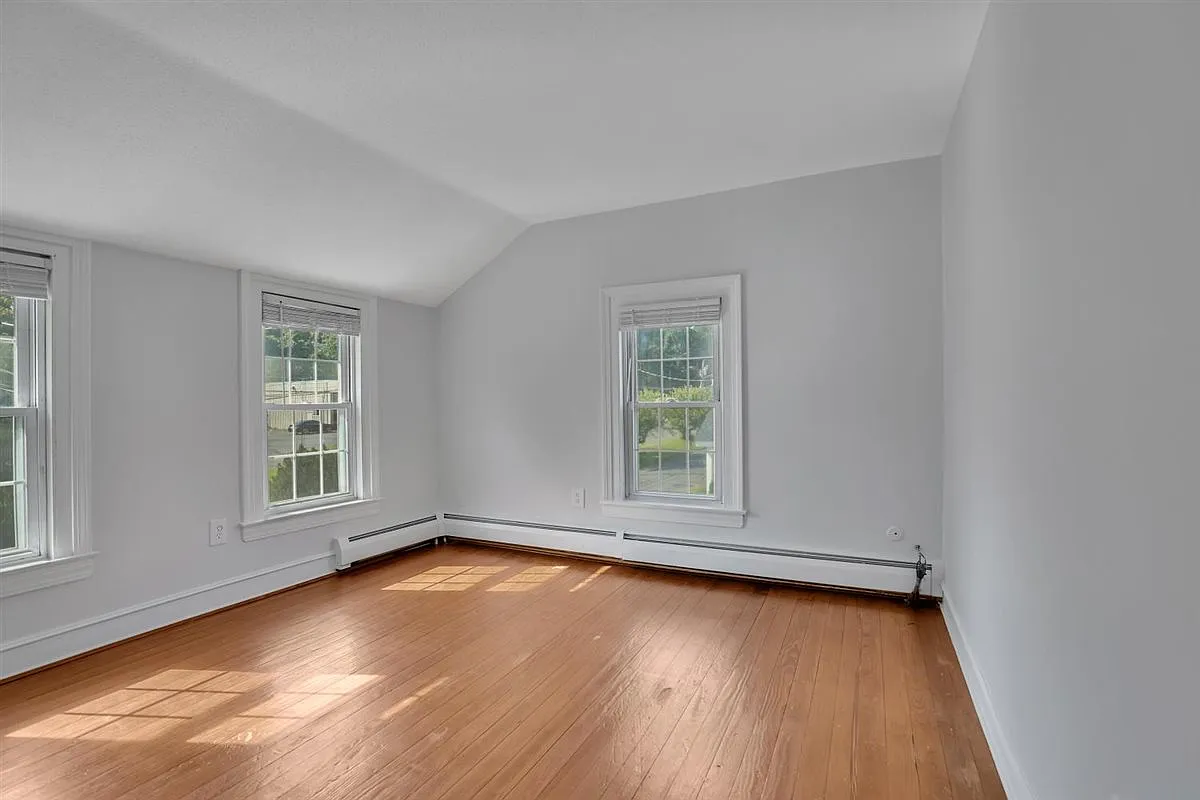 2 bed, 1.5 bath, 1072 sqft, $2,300 — Photo 3