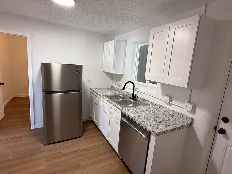 469 W 2nd St #2 — Photo 3