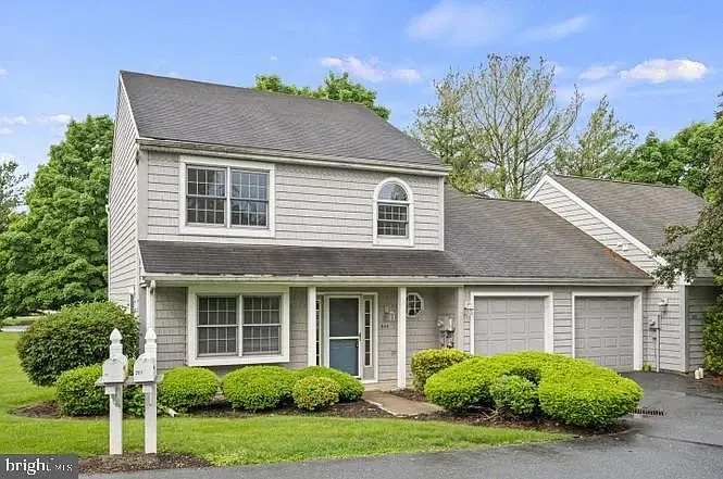 3 bed, 1.5 bath, 1690 sqft, $2,600 — Photo 2