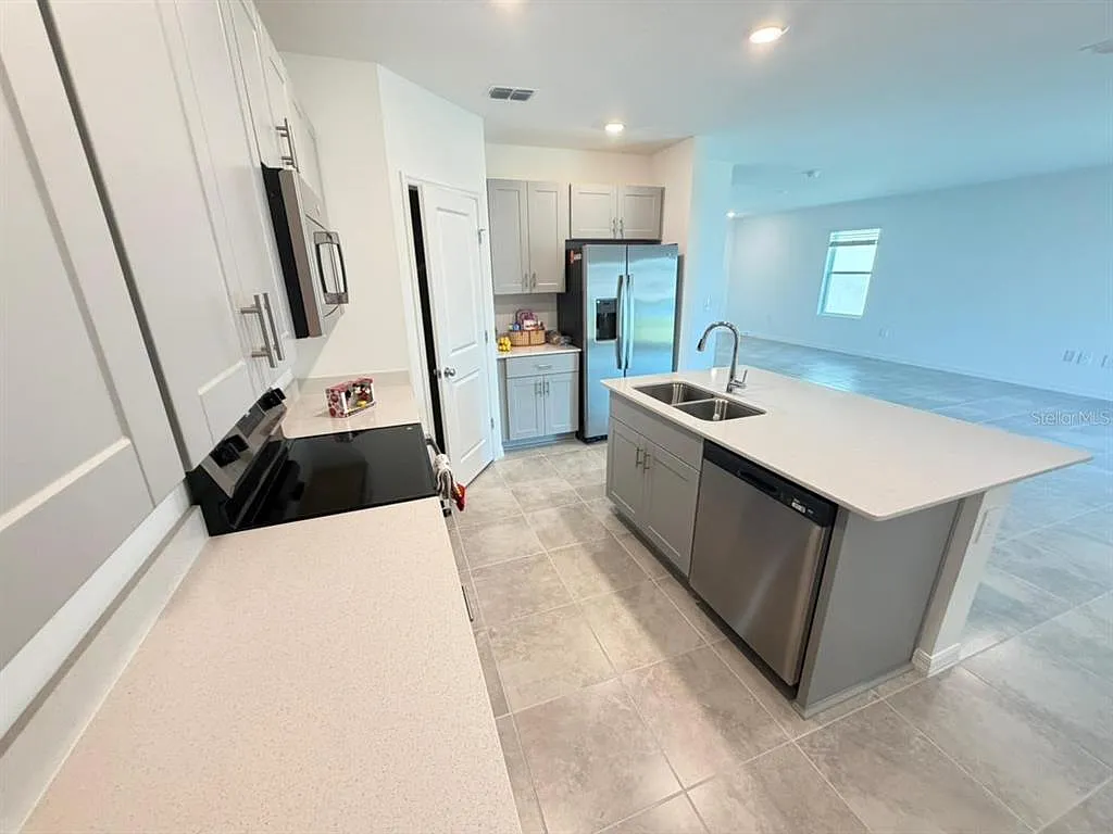 5 bed, 3.5 bath, 2471 sqft, $2,800 — Photo 3