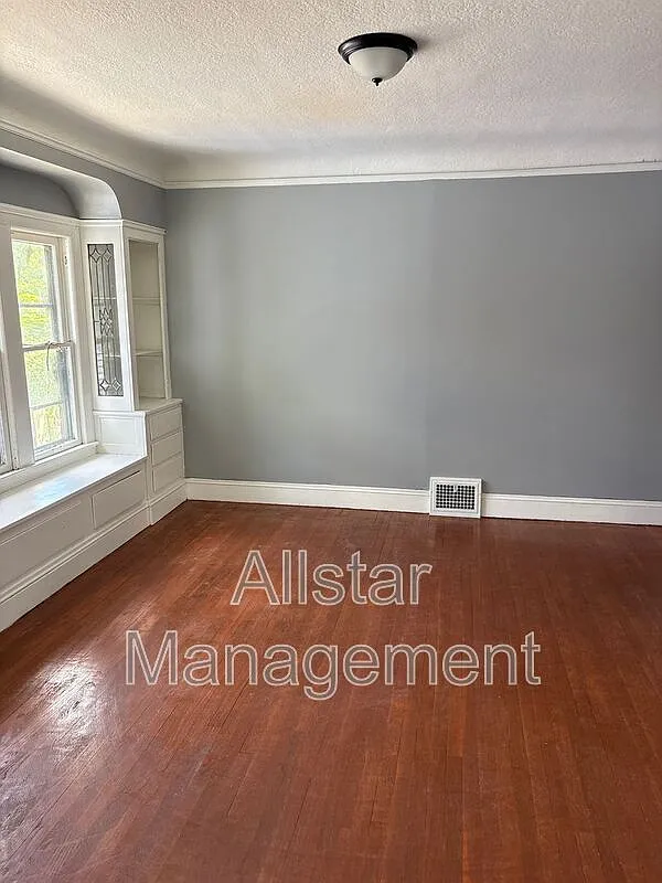 4 bed, 1.0 bath, 1200 sqft, $1,250 — Photo 4
