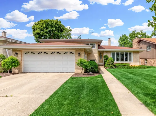8744 W North Ter, Niles, IL 60714
