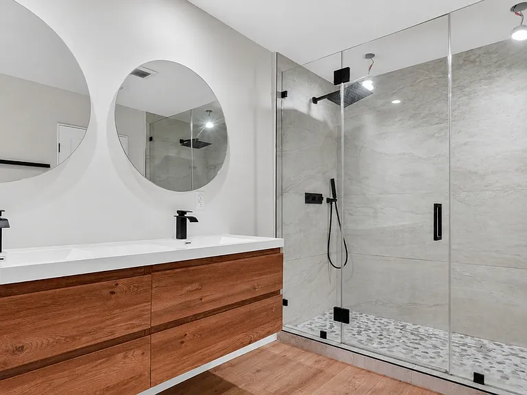4711 Tyrone Ave — Photo 33