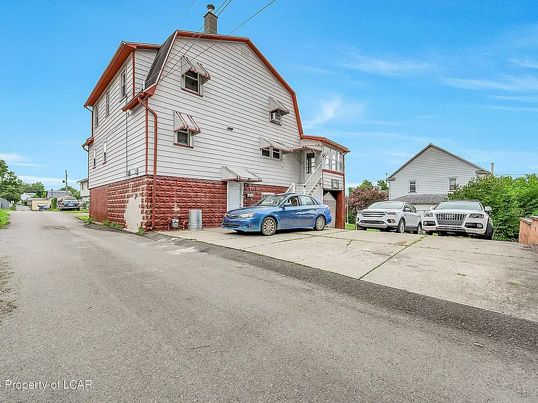 260 E Grove St — Photo 2