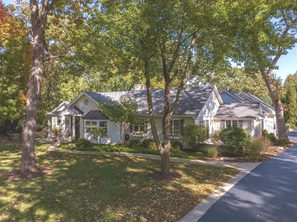 335 Hampshire Ln, Crystal Lake, IL 60014