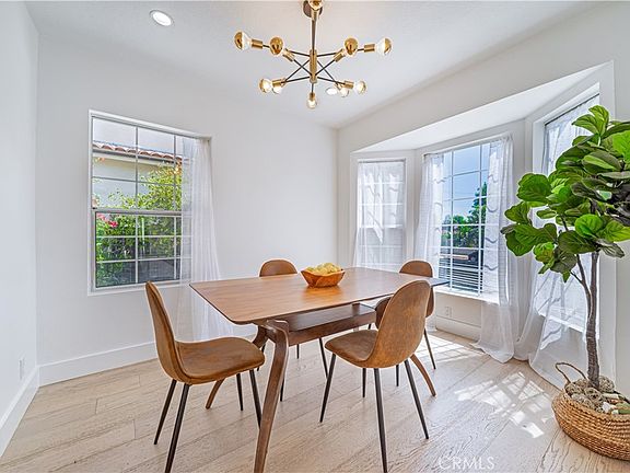 5th image of 5143 Newcastle Ave