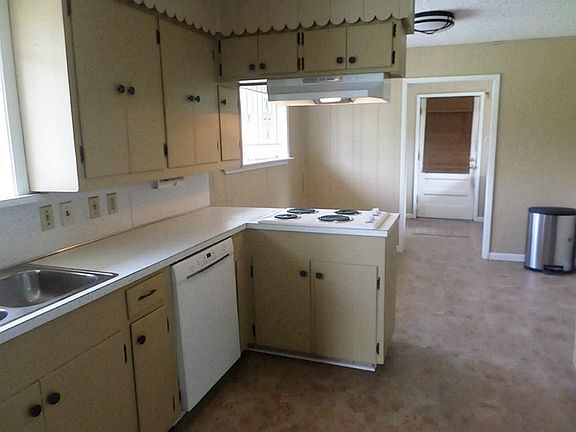 Spacious kitchen with plenty of cabinets space!
