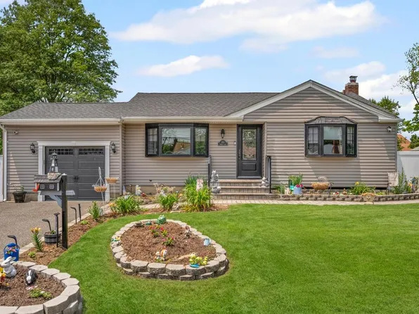 220 Farhan Lane, North Babylon, NY 11703