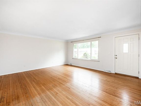 3rd image of 111 Marilyn Ave