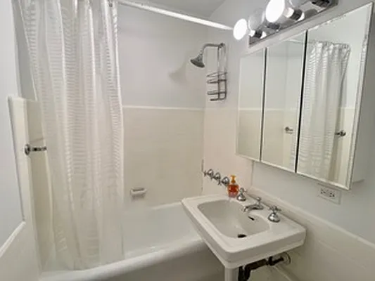 Rented by E Realty International Corp | media 5