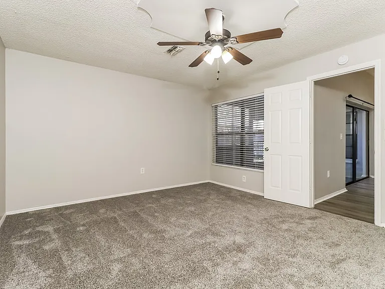10935 Livingston Dr — Photo 14