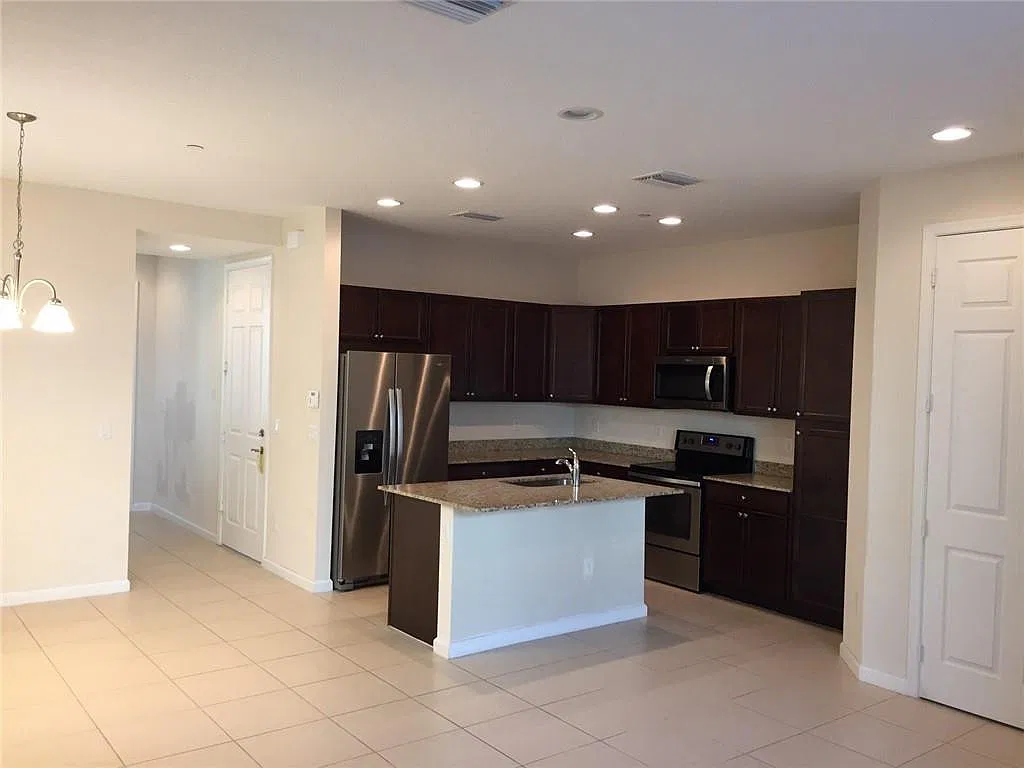 3 bed, 2.5 bath, 1596 sqft, $3,250 — Photo 2
