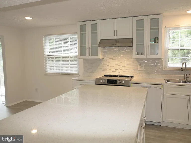 8406 Woodford Ct — Photo 6