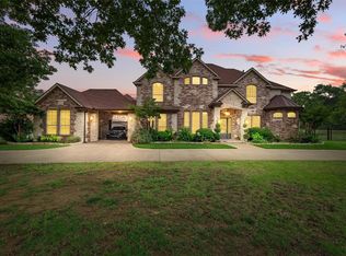 2056 Willow Bend Dr, Oak Leaf, TX 75154