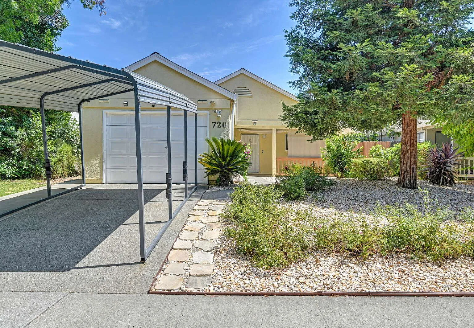 3 bed, 2.0 bath, 1095 sqft, $2,995 — Photo 2