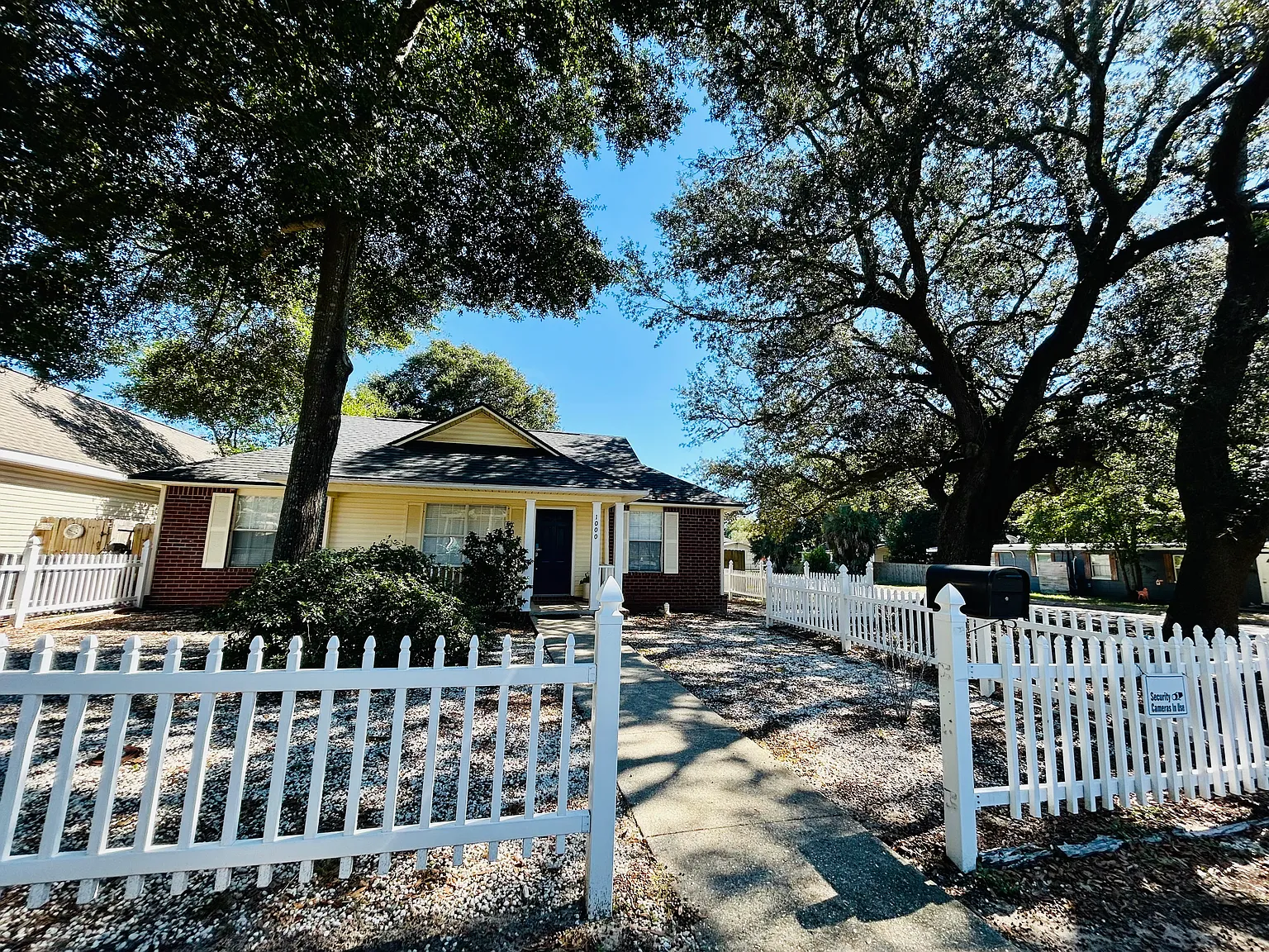 3 bed, 1092 sqft, $1,900 — Photo 1