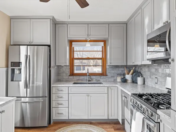 302 Belle Aire Dr, Champlin, MN 55316