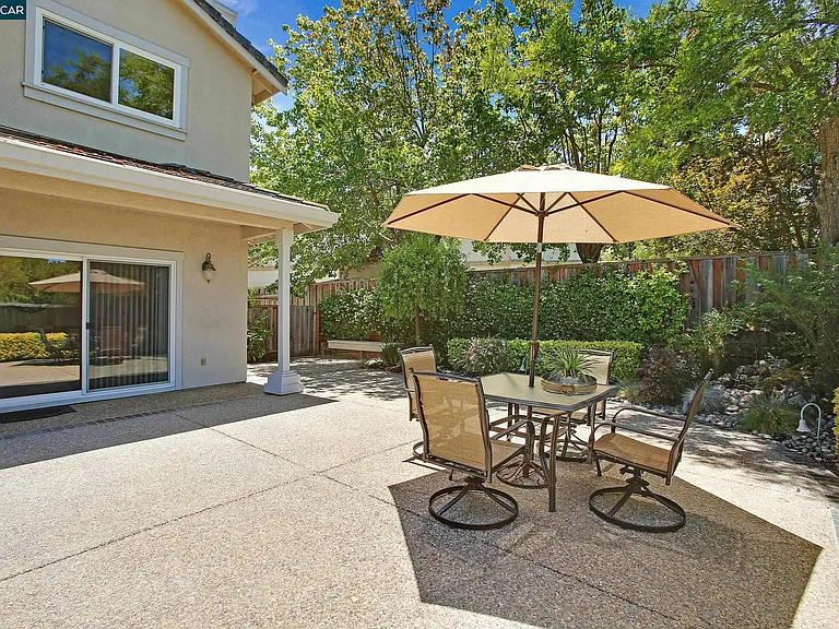 706 Endsliegh Ct — Photo 32